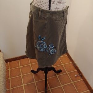 Nine & CO green midi skirt size 16 embroidery